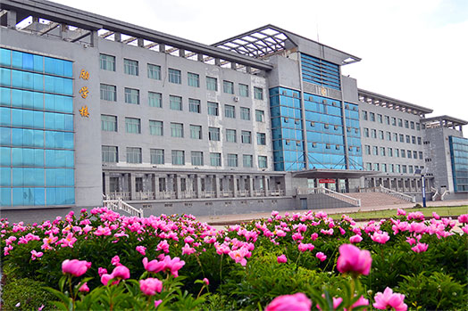 首页 学院概况(教学一号楼) 《论语·子张》:"博学而笃志,切问而近思.