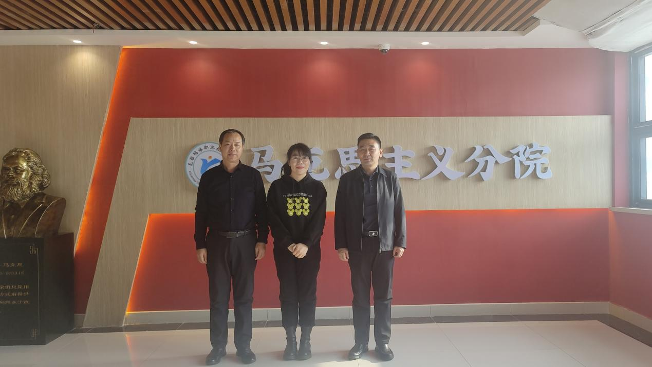 魏新(右一),分院书记景四新(左一)与赵艳华老师(中间)合影新学期伊始